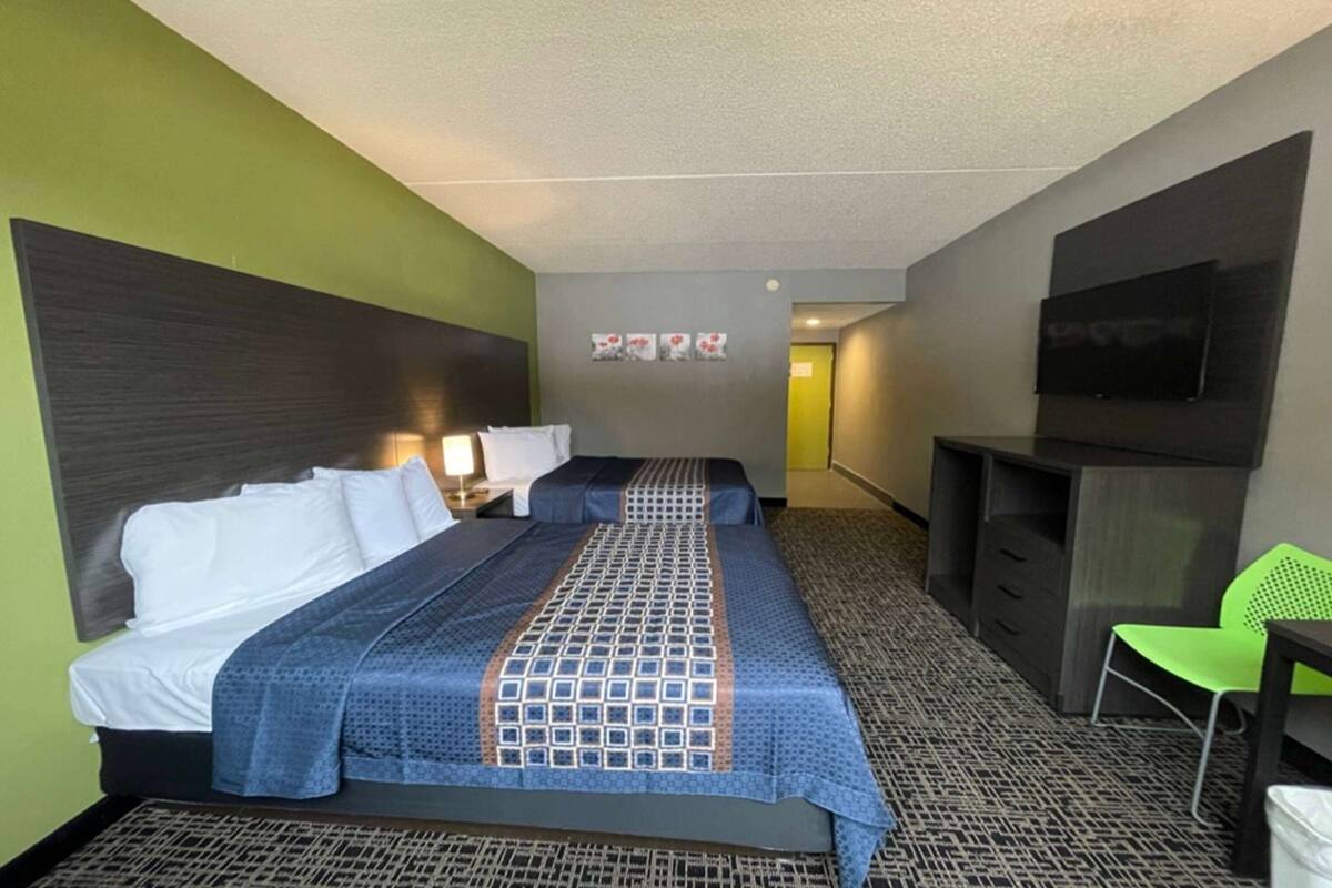 套房, 1 間臥室, 非吸煙房 (1 Queen & 1 Double Beds) | 客房內保險箱、書桌、筆電工作空間、熨斗/熨衣板