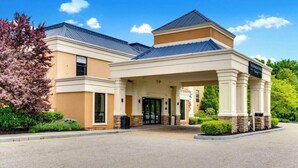 A hotel with a covered entrance, a two-story structure, and a sign indicating it is The Concordia Hotel. - The Crossroads Hotel, Newburgh (Newburgh)