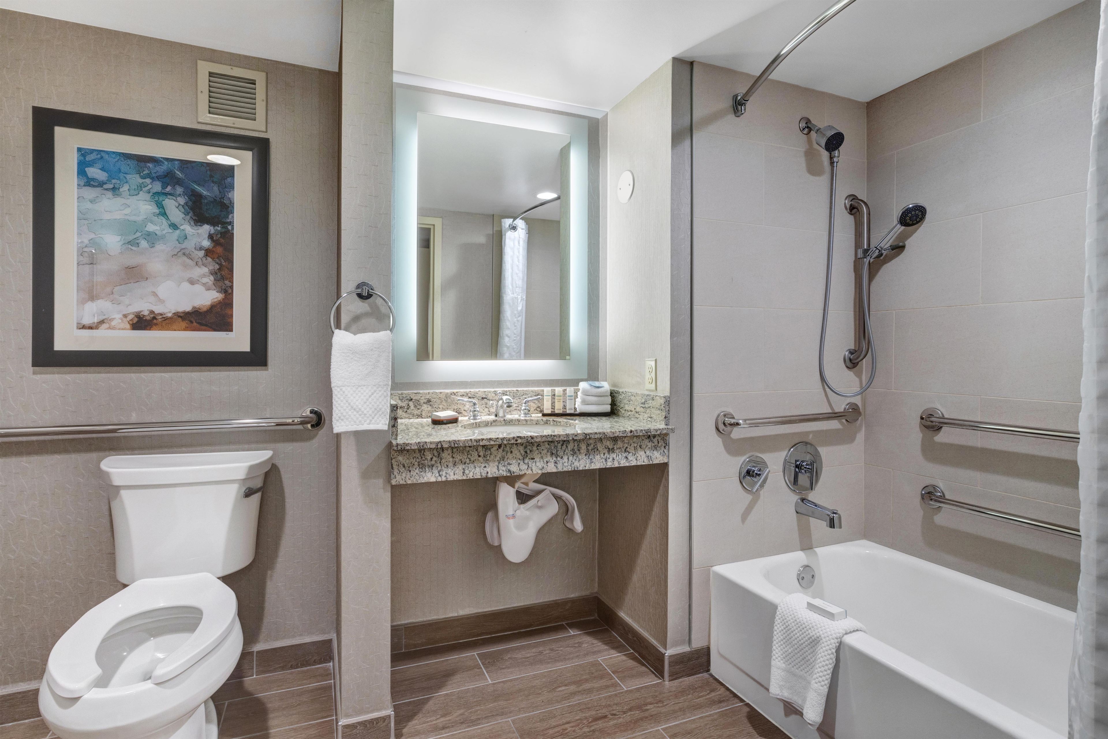 Un baño moderno con inodoro, lavamanos, ducha y bañera.