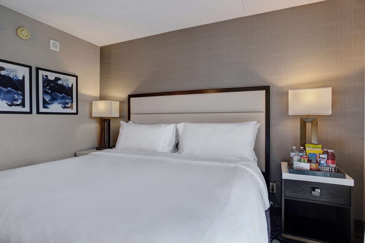 Suite, 1 King Bed with Sofa bed, Accessible, Non Smoking | 1 bedroom, in-room safe, desk, blackout drapes