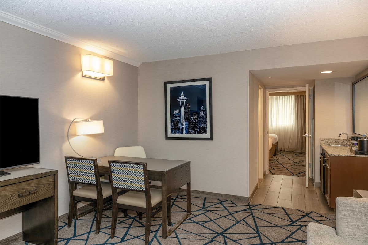 Habitación, varias camas | Área de sala de estar | Televisión de pantalla plana de 39 pulgadas con canales vía satélite