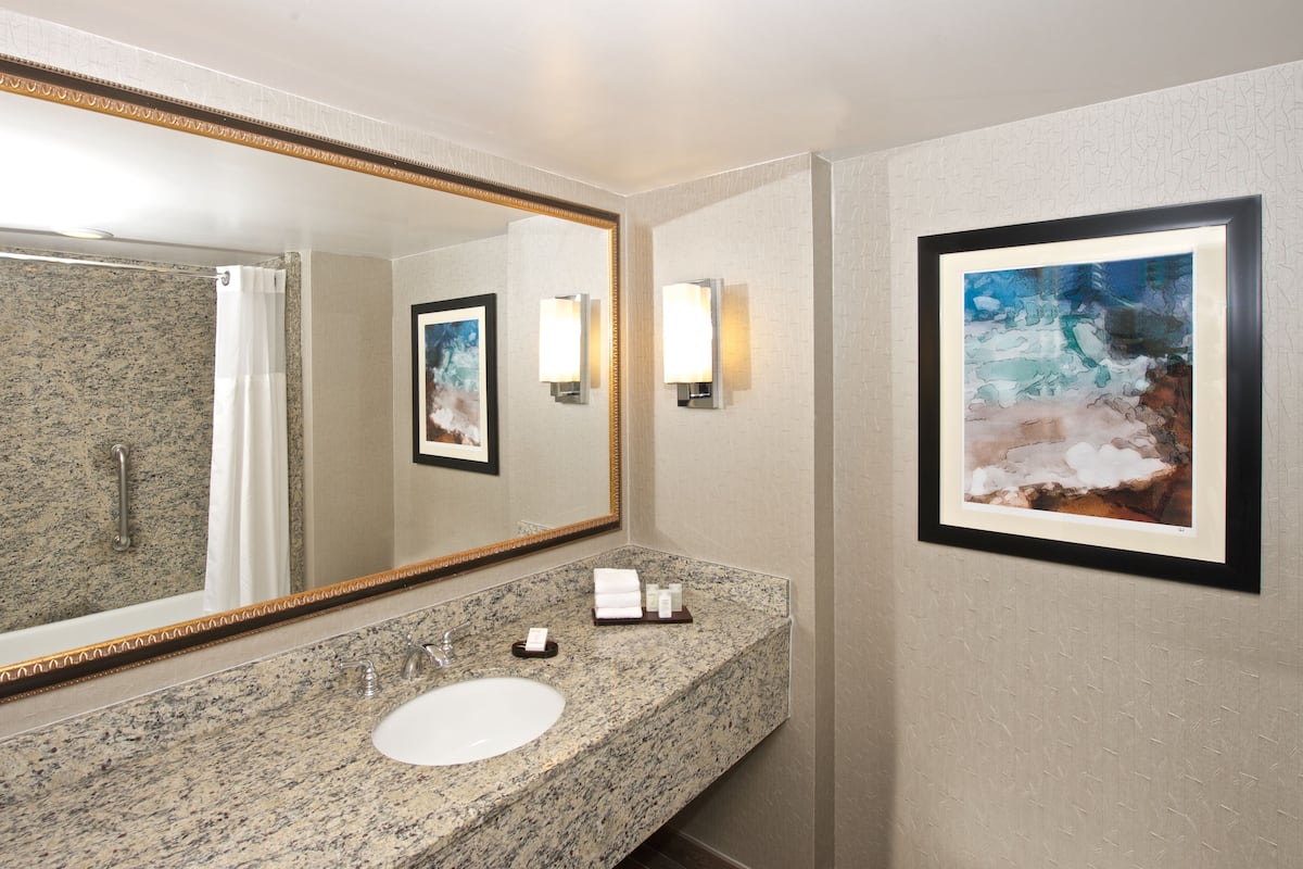 Amenidades de baño gratuitas, secadora de cabello, toallas