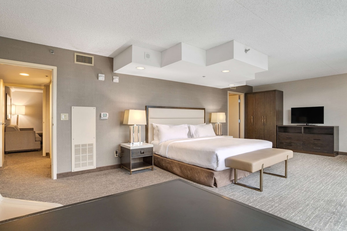 Presidential Suite, 1 King Bed with Sofa bed, Accessible | 1 bedroom, in-room safe, desk, blackout drapes