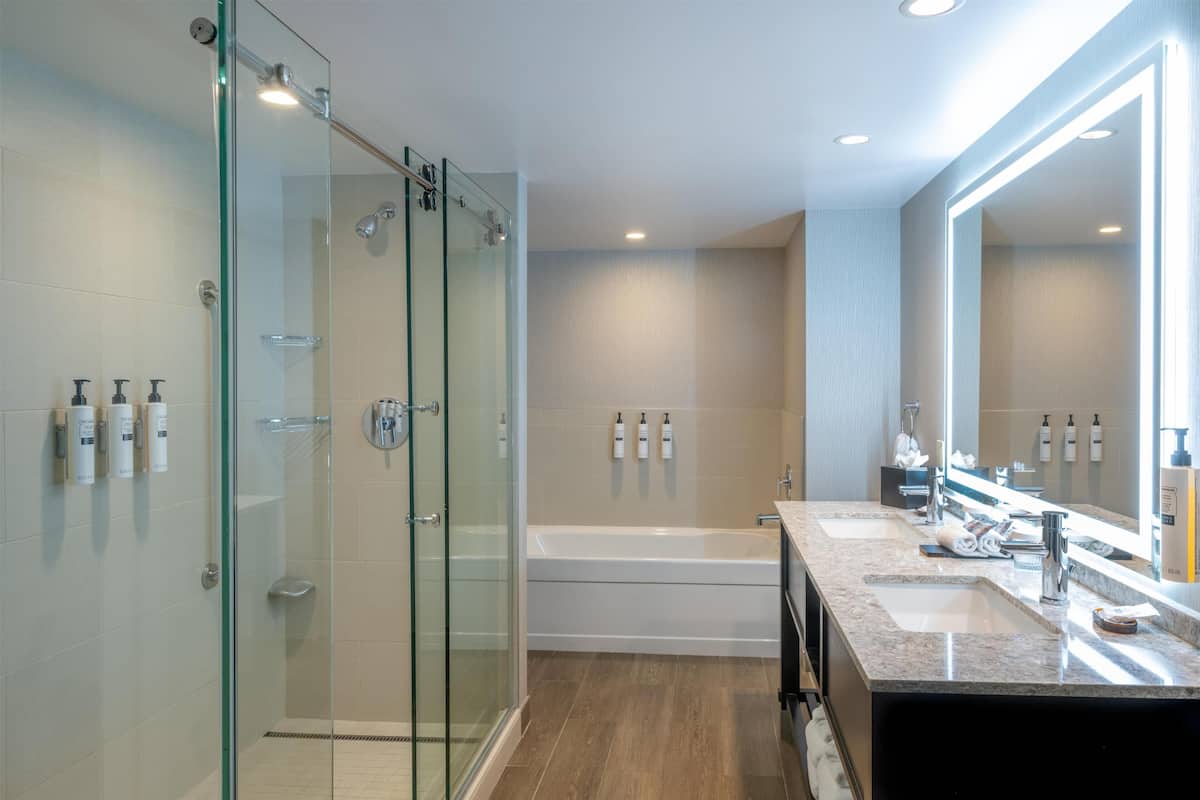 Amenidades de baño gratuitas, secadora de cabello, toallas