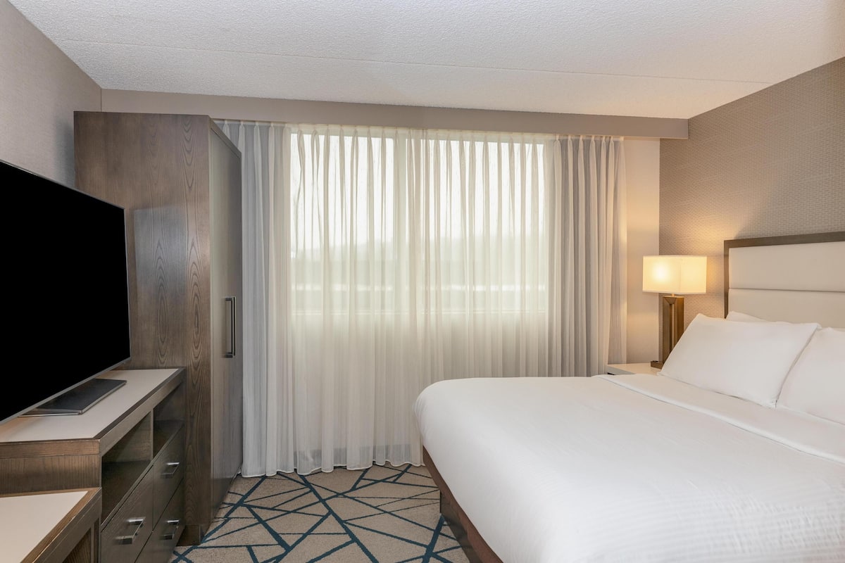 One King Bed, Non-Smoking | 1 bedroom, in-room safe, desk, blackout drapes