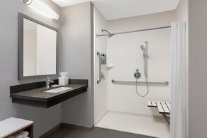 Suihkun ja ammeen yhdistelmä, ilmaiset hygieniatuotteet, hiustenkuivaaja