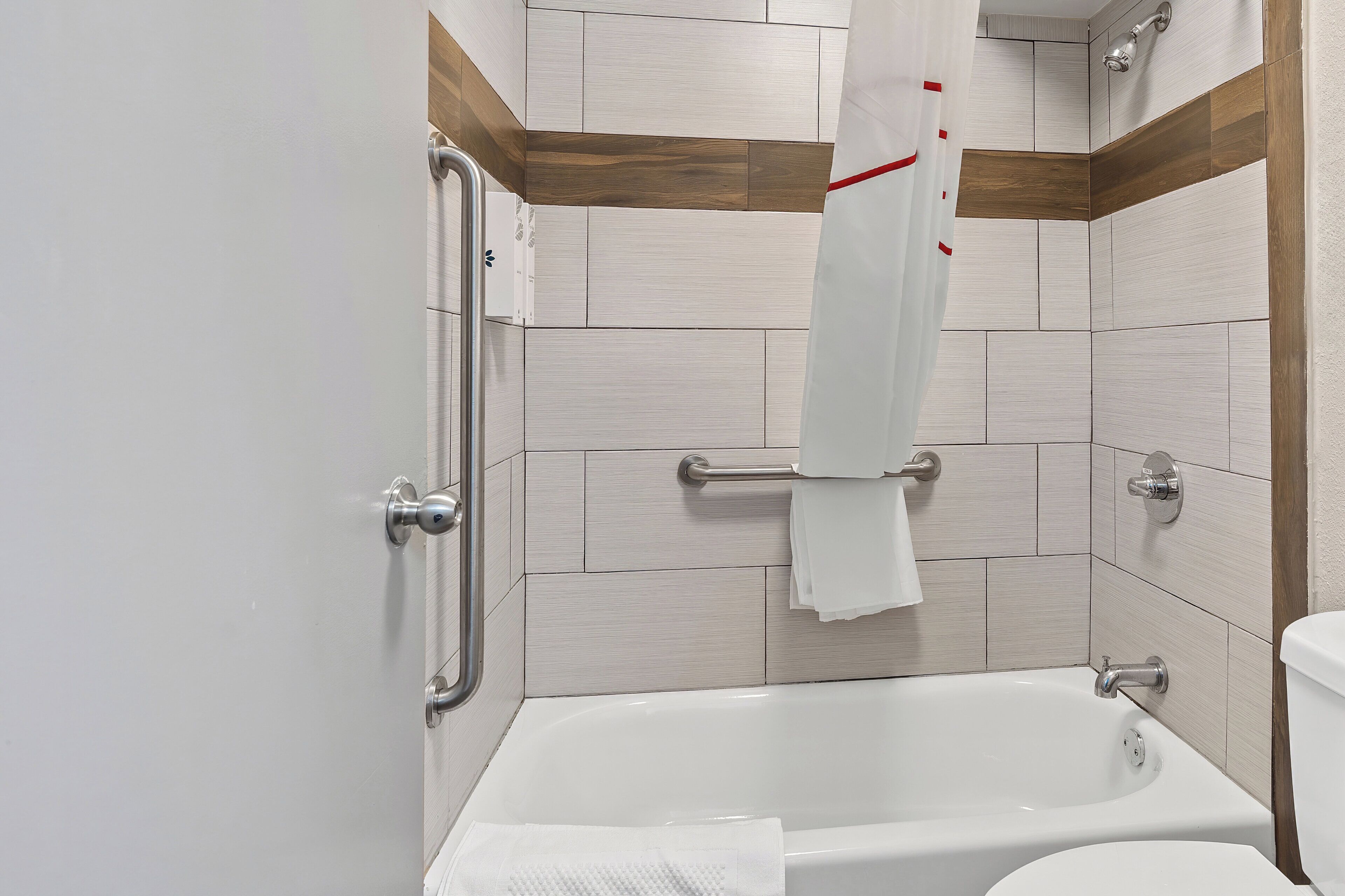 Un baño con bañera, inodoro y zona de ducha.