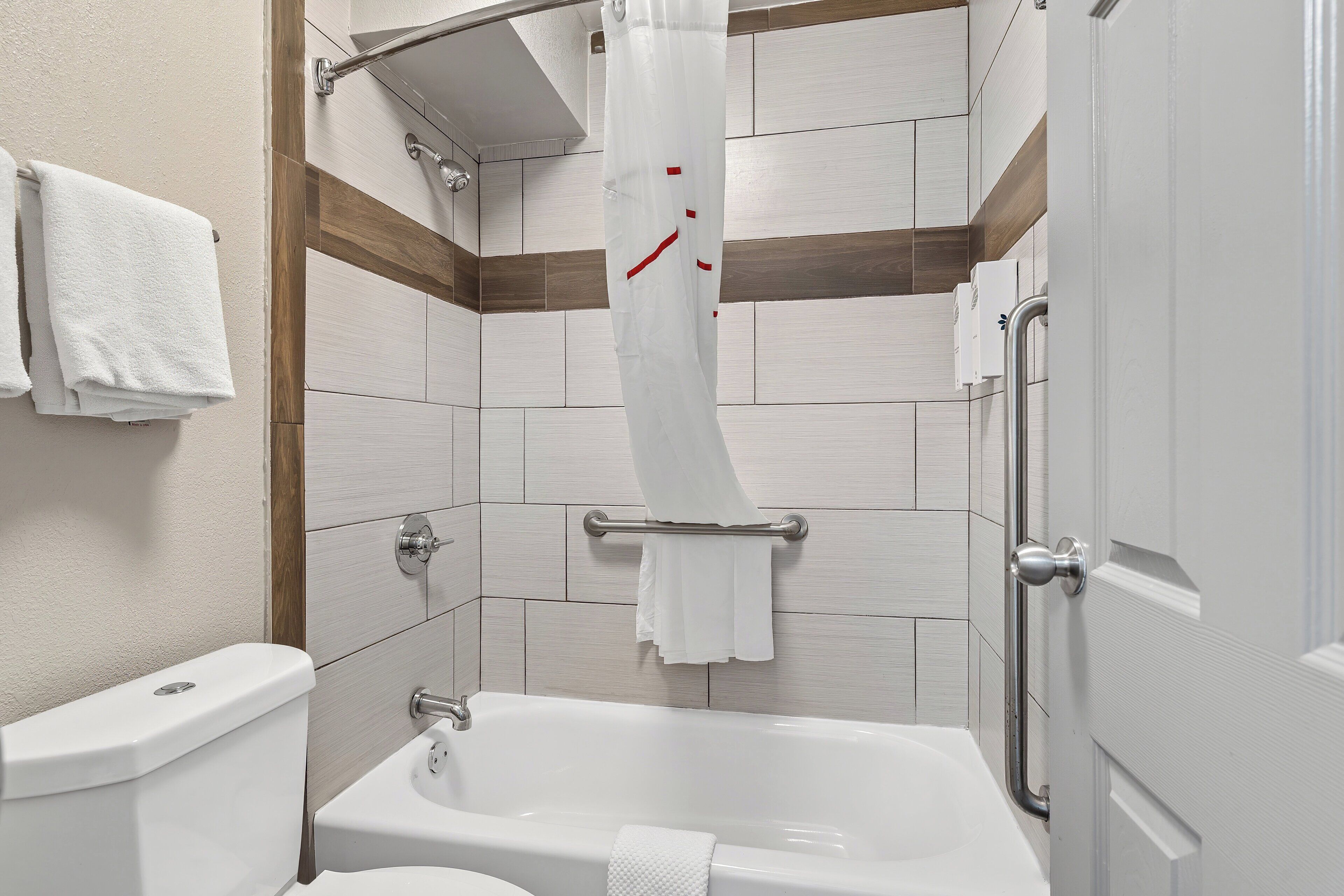 superior room, 1 king bed, non smoking | bathroom | hair dryer, towels, soap, shampoo