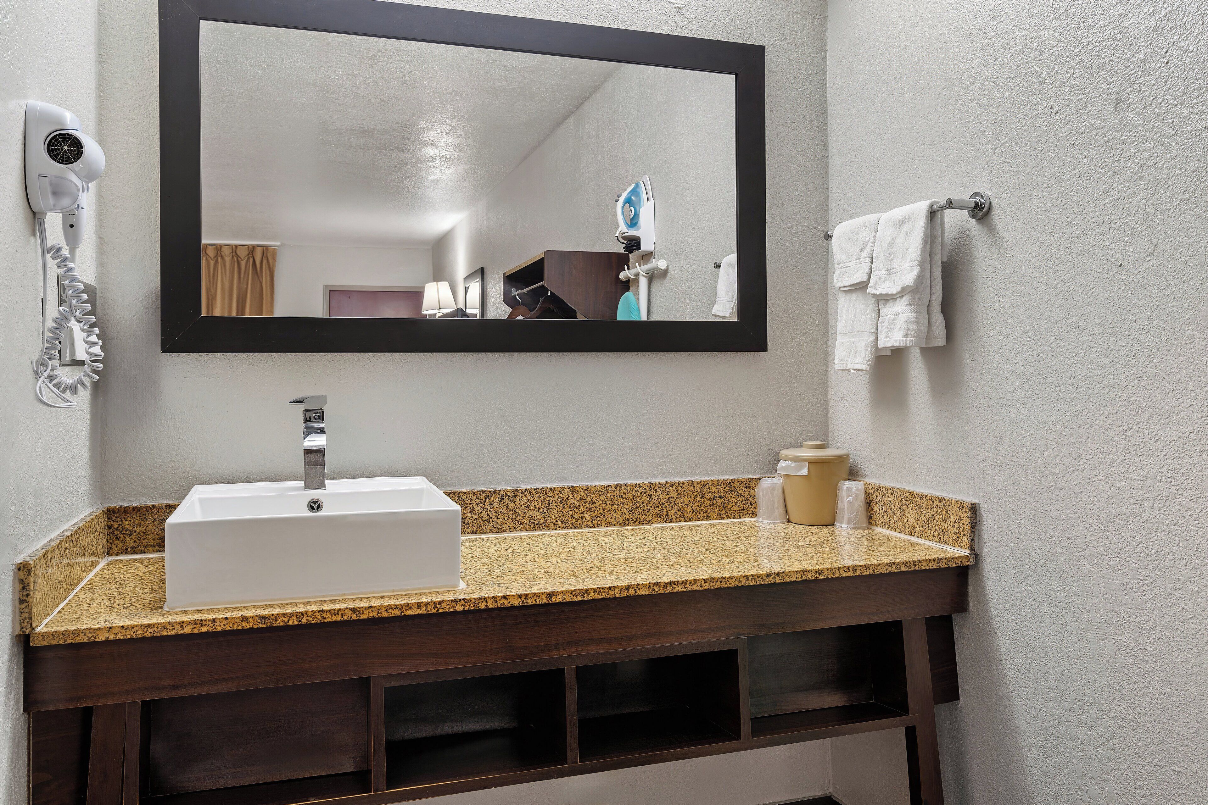 deluxe room, 1 king bed, non smoking | bathroom | hair dryer, towels, soap, shampoo