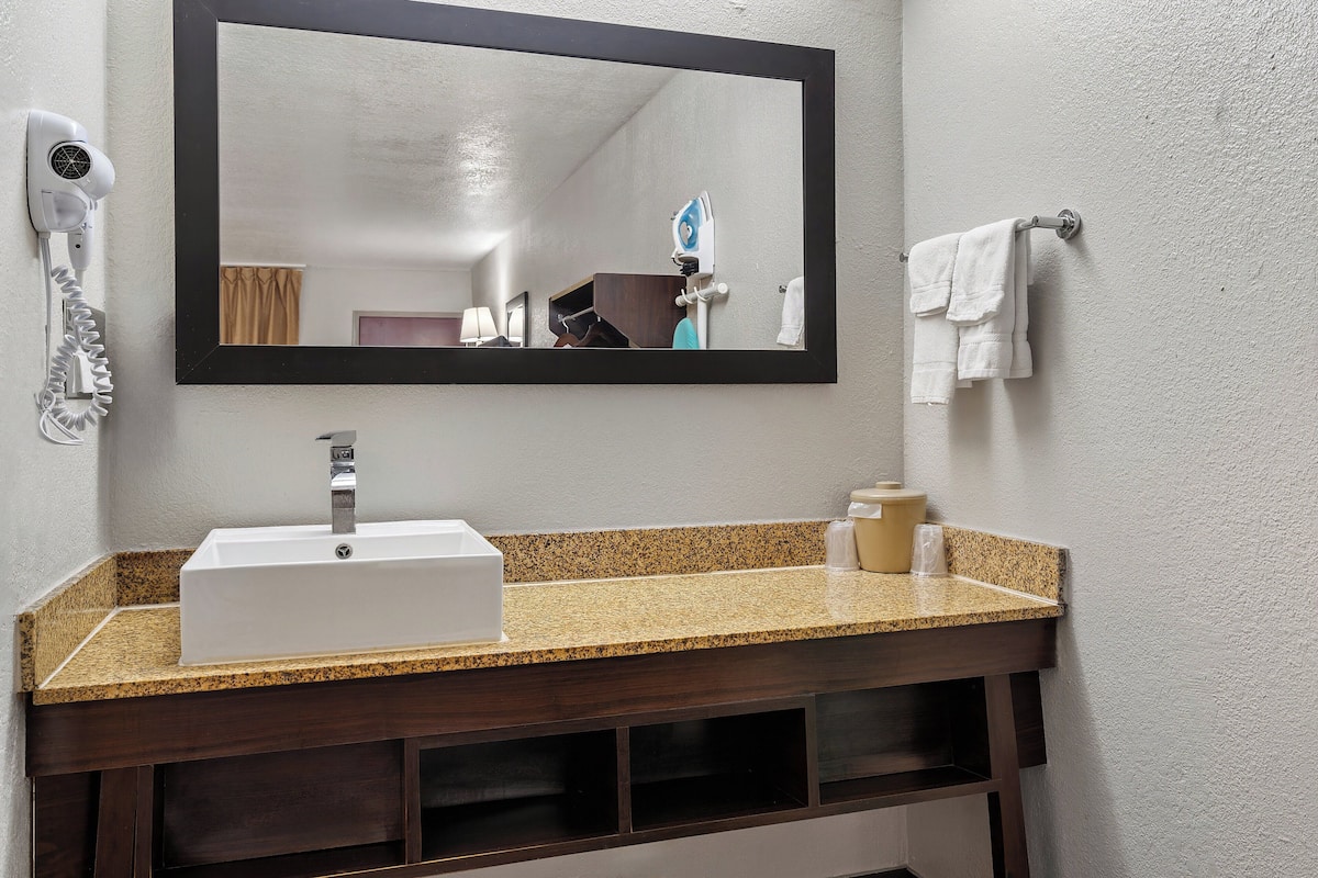 deluxe room, 1 king bed, non smoking | bathroom | hair dryer, towels, soap, shampoo