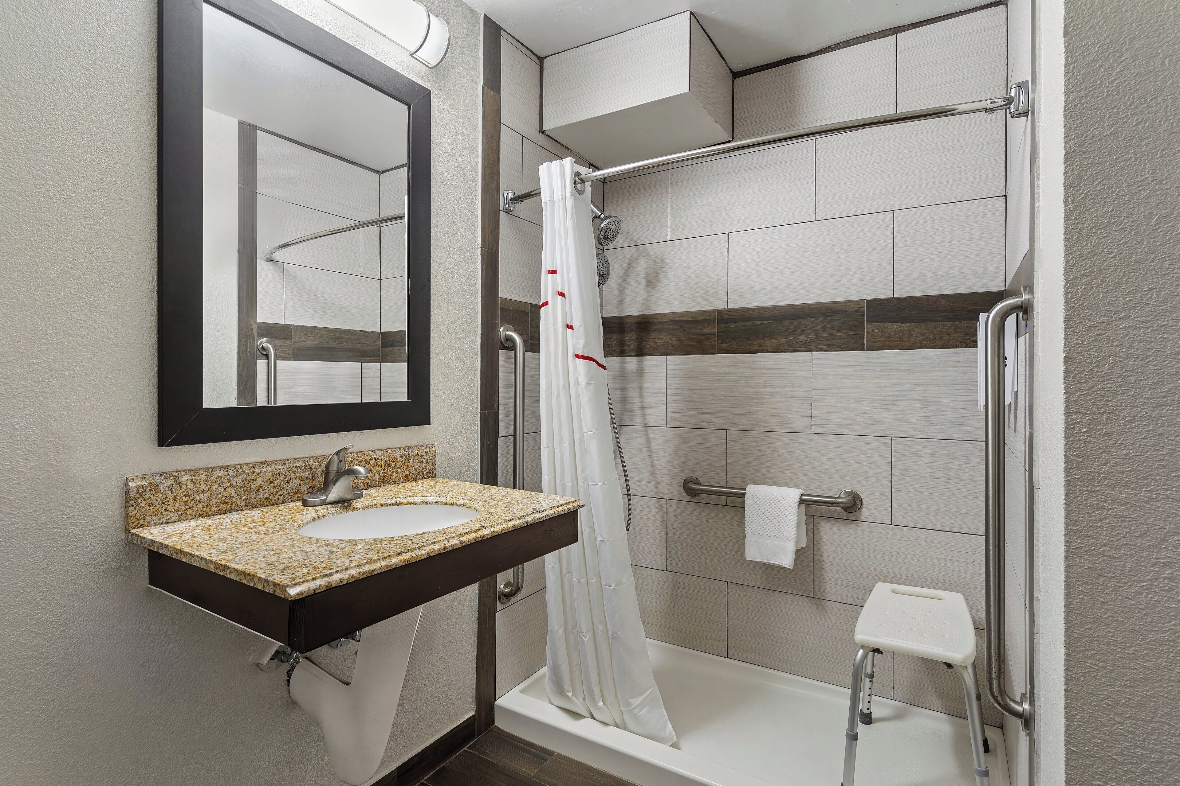 deluxe room, 1 queen bed, accessible, non smoking | bathroom | hair dryer, towels, soap, shampoo