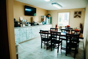 Free daily full breakfast - Country Garden & Suites (Benton)