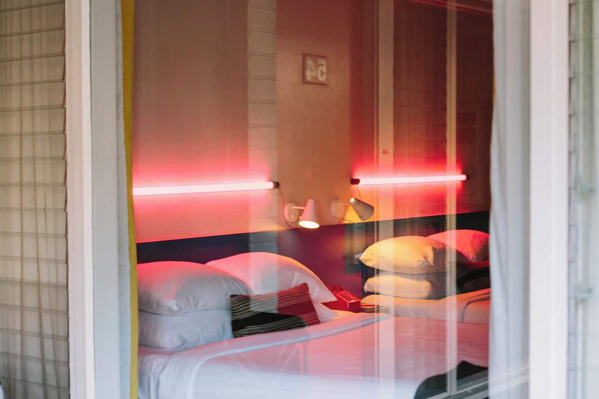 Zimmer, 2 Queen-Betten, Poolseite