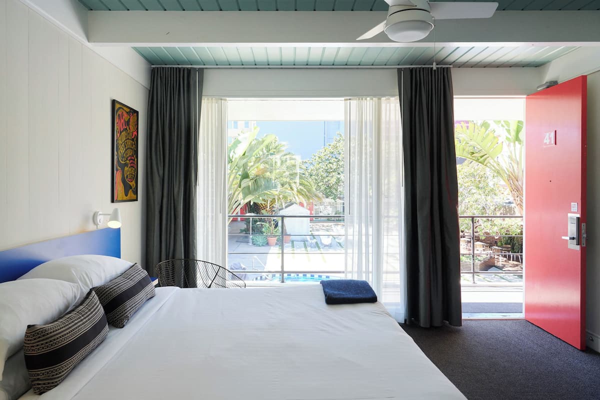 客房, 1 张特大床, 池畔 (Poolside King Room) | 客房内保险箱、办公桌、熨斗/熨衣板、免费 WiFi