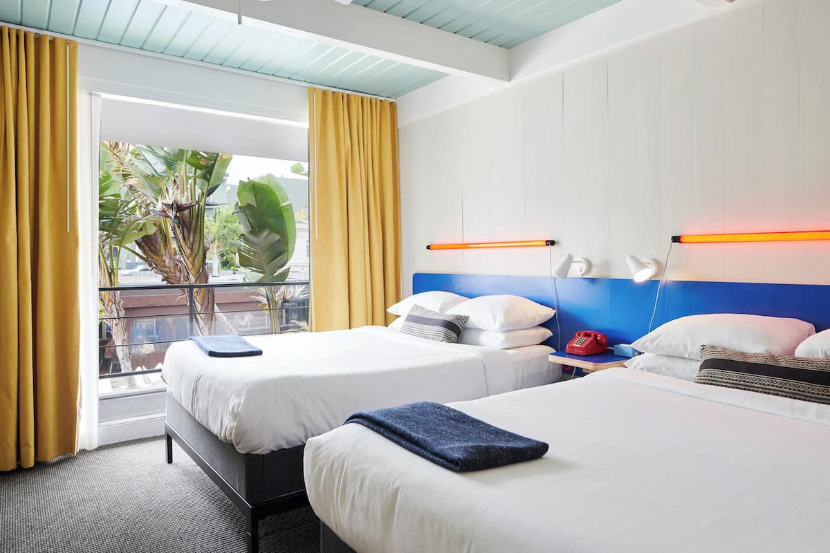 客房, 2 张双人床 (Accessible Two Double Room) | 客房内保险箱、办公桌、熨斗/熨衣板、免费 WiFi