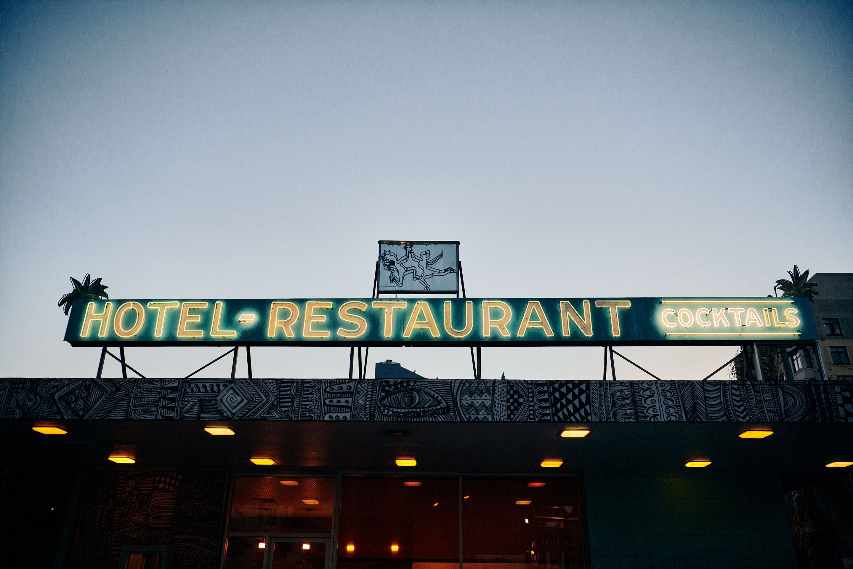 Señal de neón para un hotel y restaurante con cócteles.