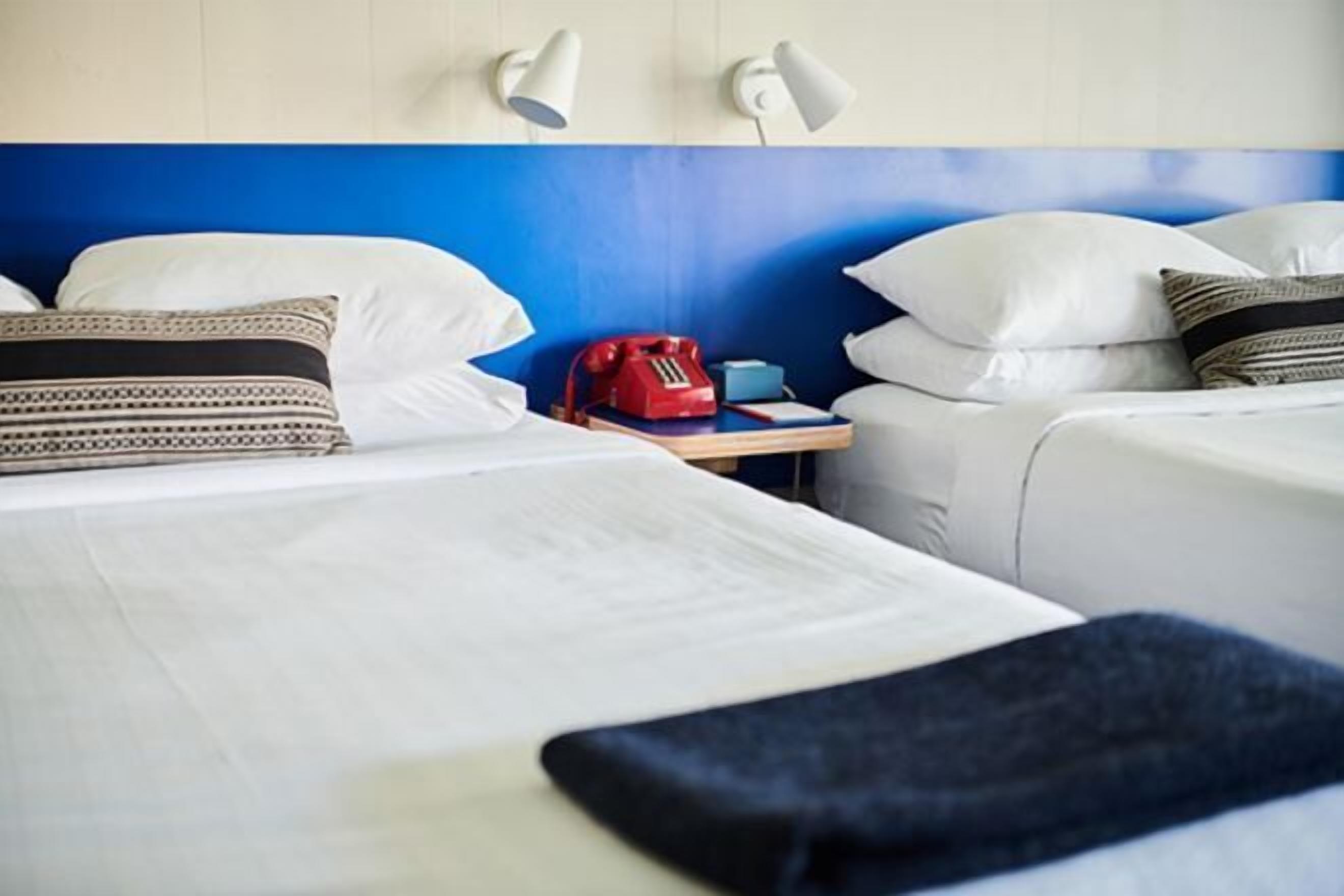 Een kluis op de kamer, een bureau, een strijkplank/strijkijzer