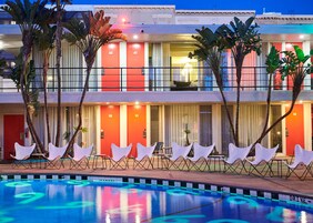 Una piscina al aire libre, una piscina climatizada