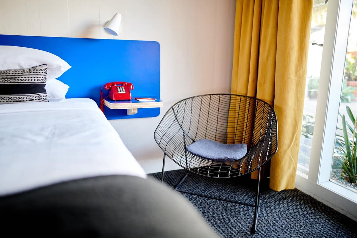 Coffres-forts dans les chambres, bureau, fer et planche Ă repasser