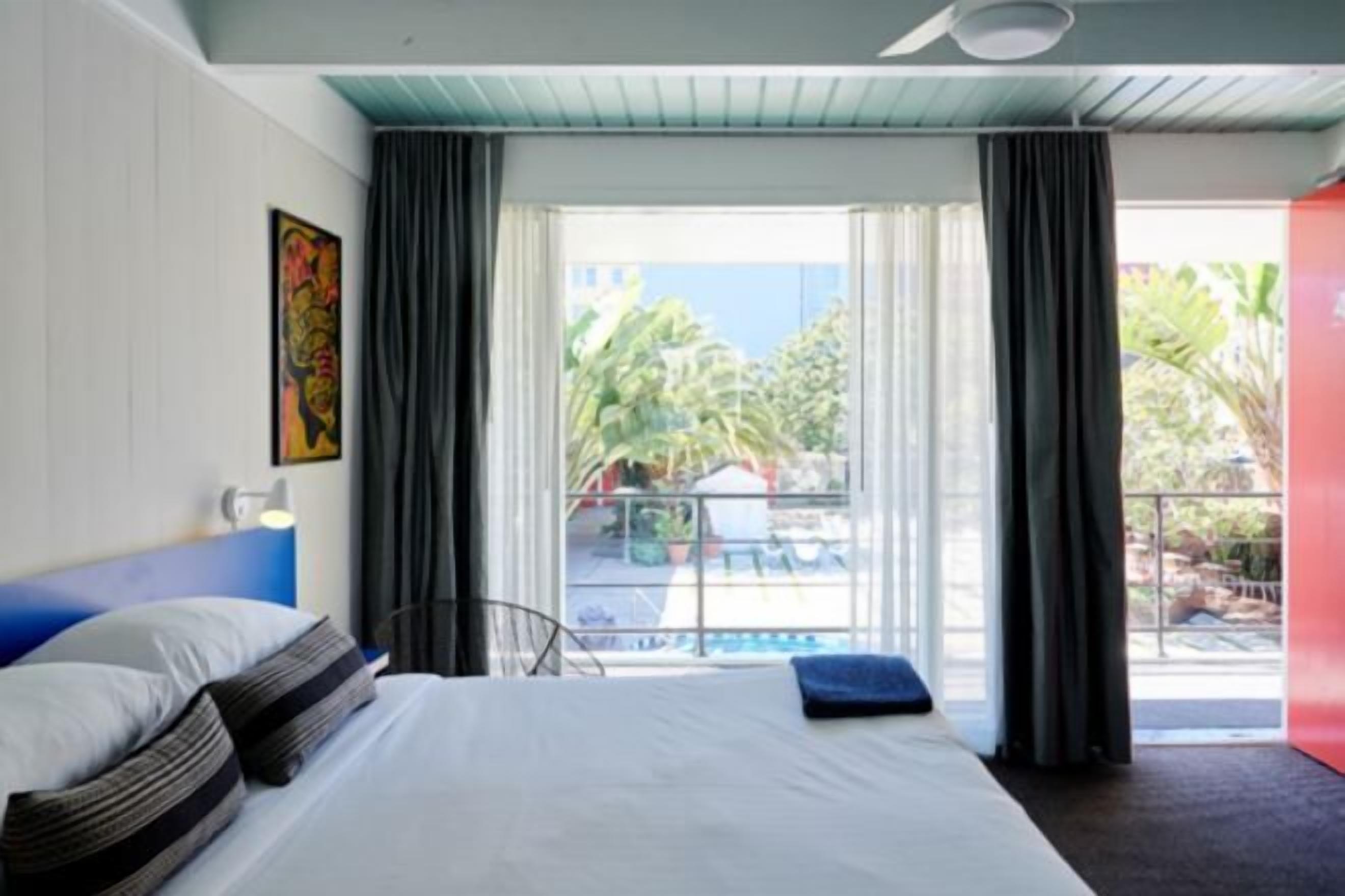 Een kluis op de kamer, een bureau, een strijkplank/strijkijzer