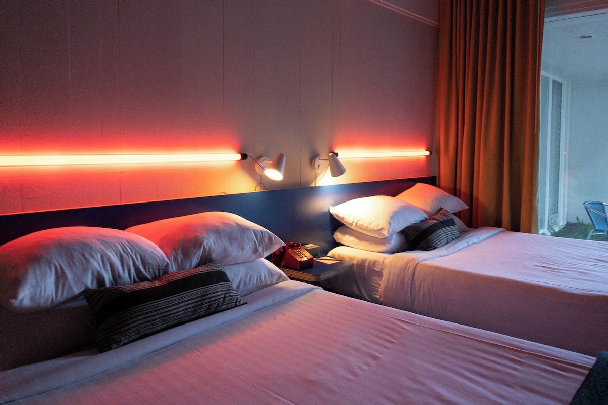 客房, 2 张大床 (Two Queen Room) | 客房内保险箱、办公桌、熨斗/熨衣板、免费 WiFi