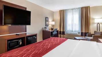 Värdeförvaringsskåp på rummet, skrivbord och arbetsyta för laptop