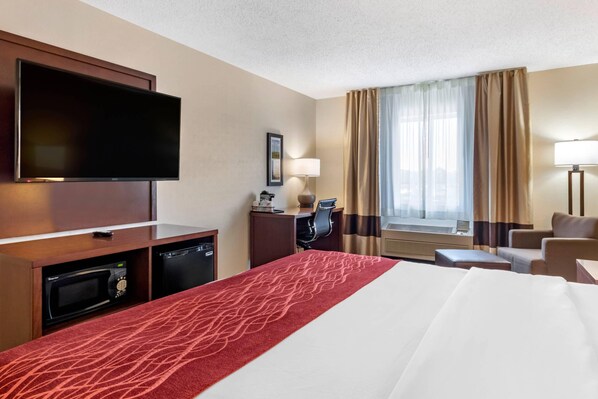 In-room safe, desk, laptop workspace, iron/ironing board - Comfort Inn Great Falls South (Great Falls)