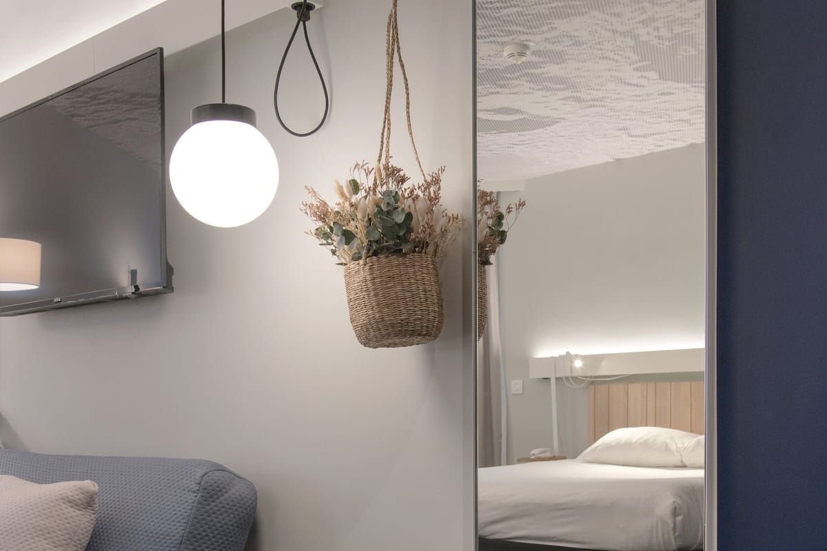 comfort room, 1 double bed | desk, blackout curtains, soundproofing, free cots/infant beds