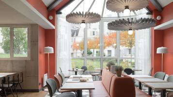 Petit déjeuner continental (13.9 EUR par personne)