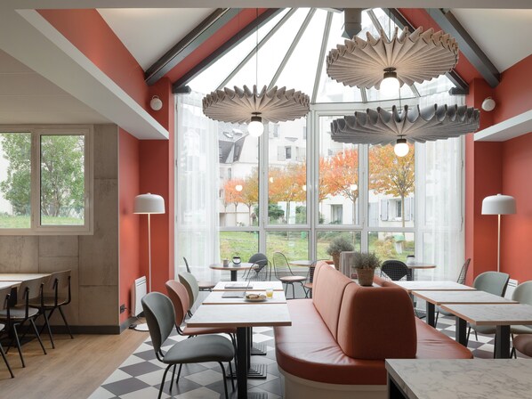 Bữa sáng kiểu Âu hàng ngày (13.9 EUR/mỗi người)