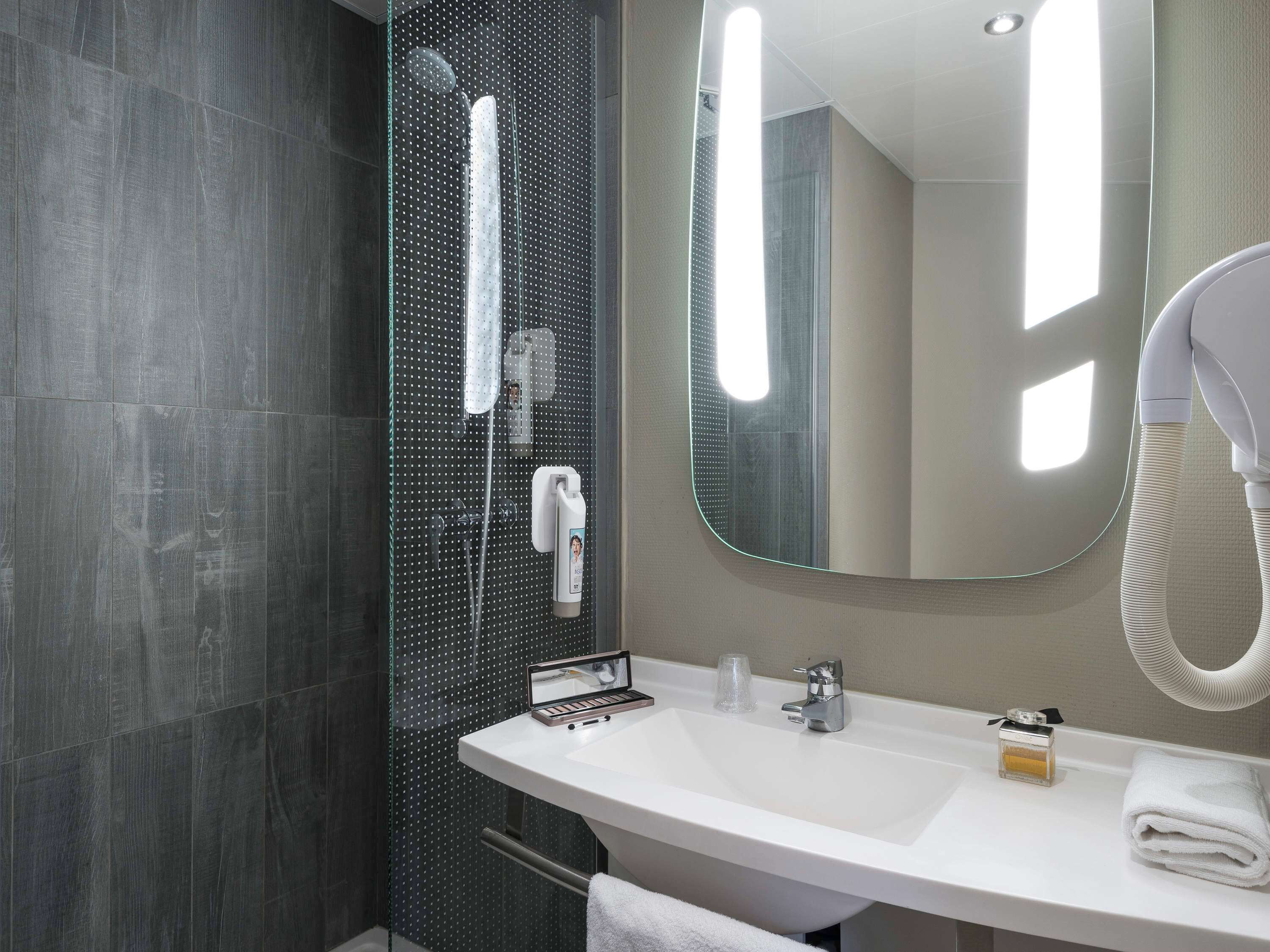 comfort room, 1 double bed | bathroom | shower, eco-friendly toiletries, hair dryer, towels