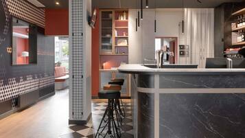 Bar (trong khuôn viên)