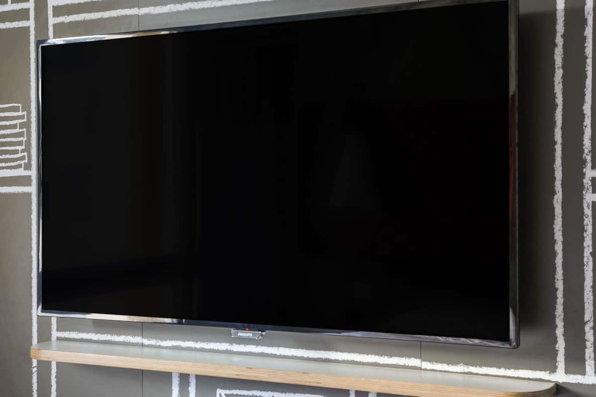 Desk, blackout curtains, soundproofing, free cots/infant beds