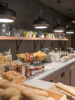 Daily continental breakfast (EUR 13.9 per person)