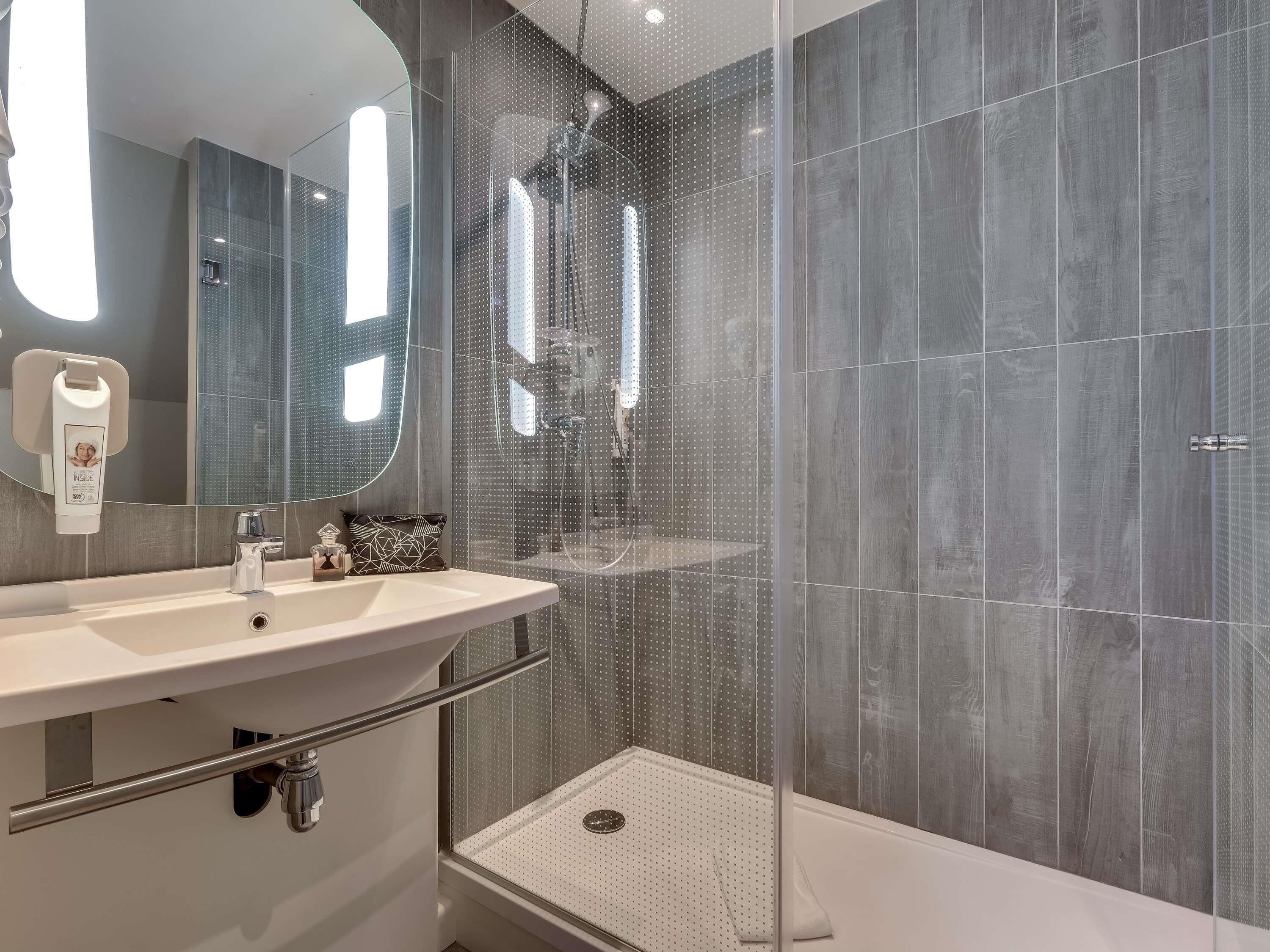 Comfort kamer, 1 tweepersoonsbed | Een bureau, verduisterende gordijnen, geluiddichte muren