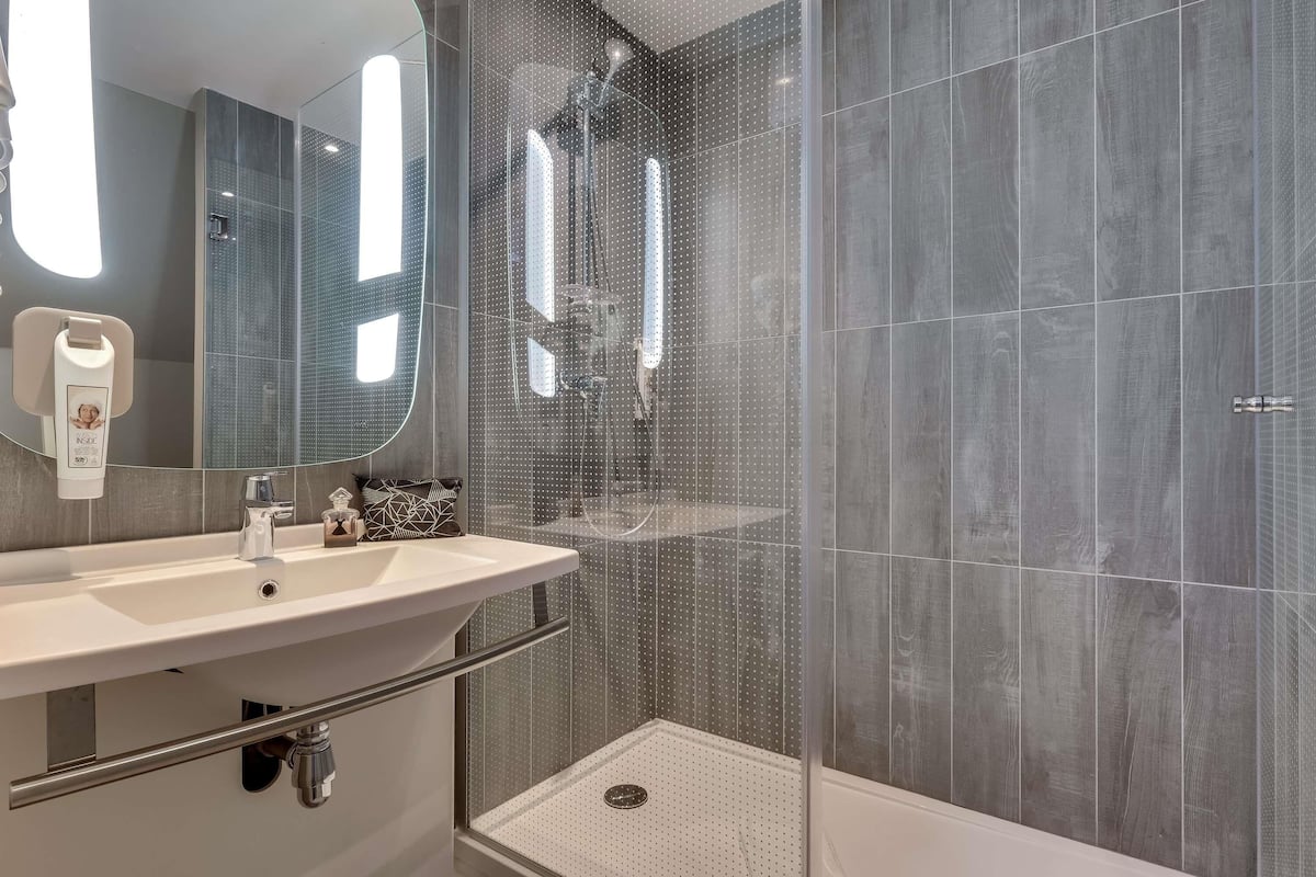 comfort room, 1 double bed | desk, blackout curtains, soundproofing, free cots/infant beds