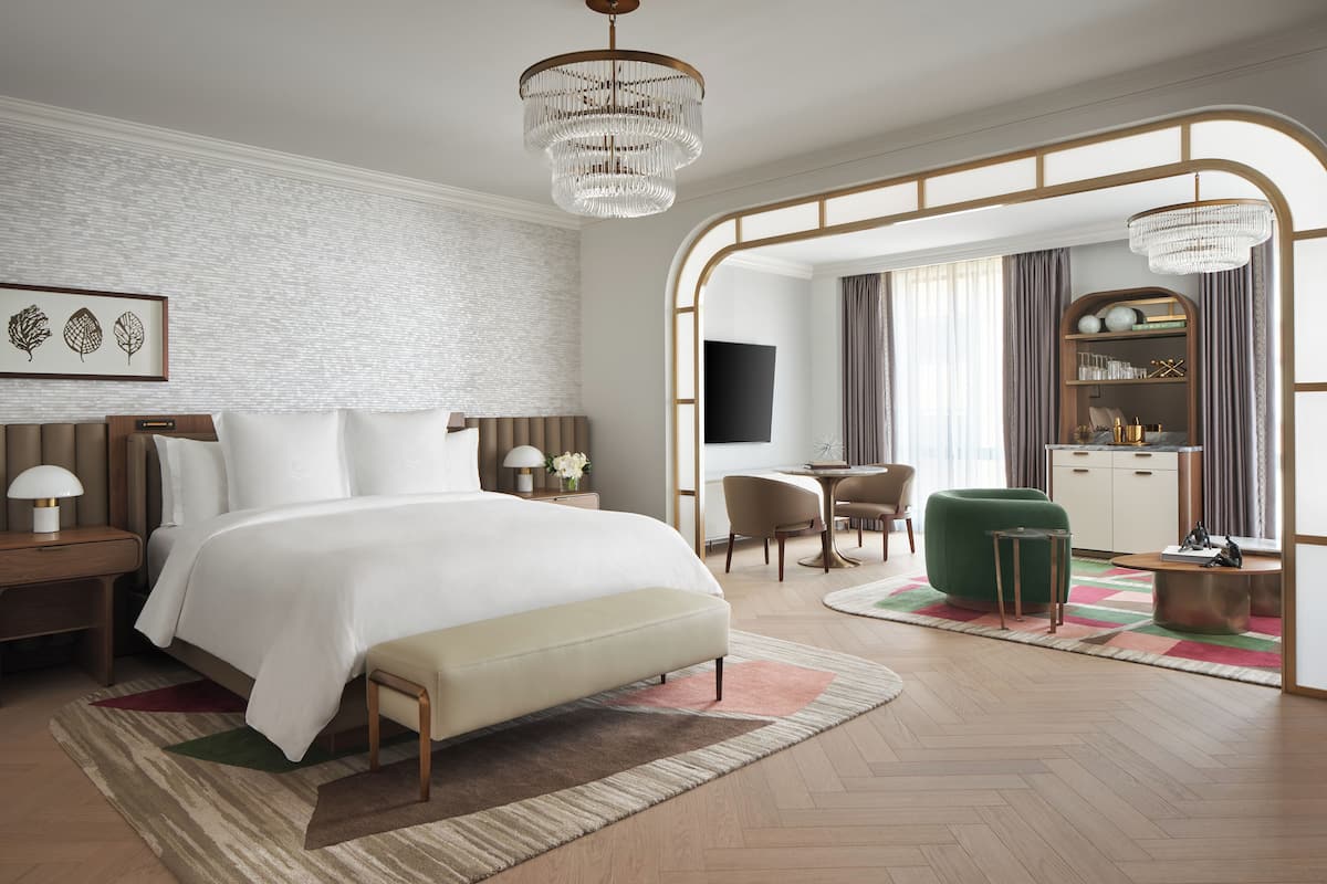 尊貴套房, 1 張特大雙人床 (East Wing) | 高級寢具、羽絨被、特厚豪華床墊、迷你吧