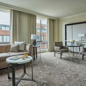 Premium bedding, down duvets, pillow-top beds, minibar - Four Seasons Hotel Washington DC (Washington)