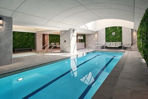 Una piscina cubierta