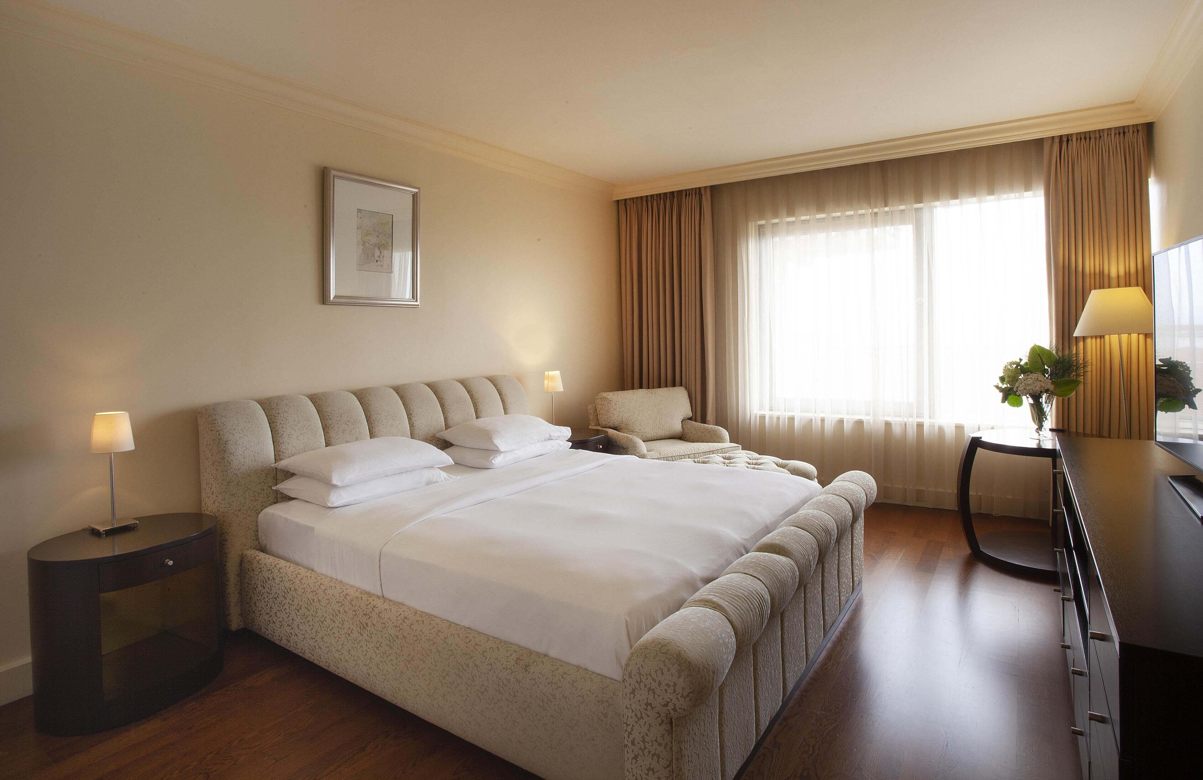 Allergivenligt sengetøj, minibar, pengeskab på værelset, skrivebord