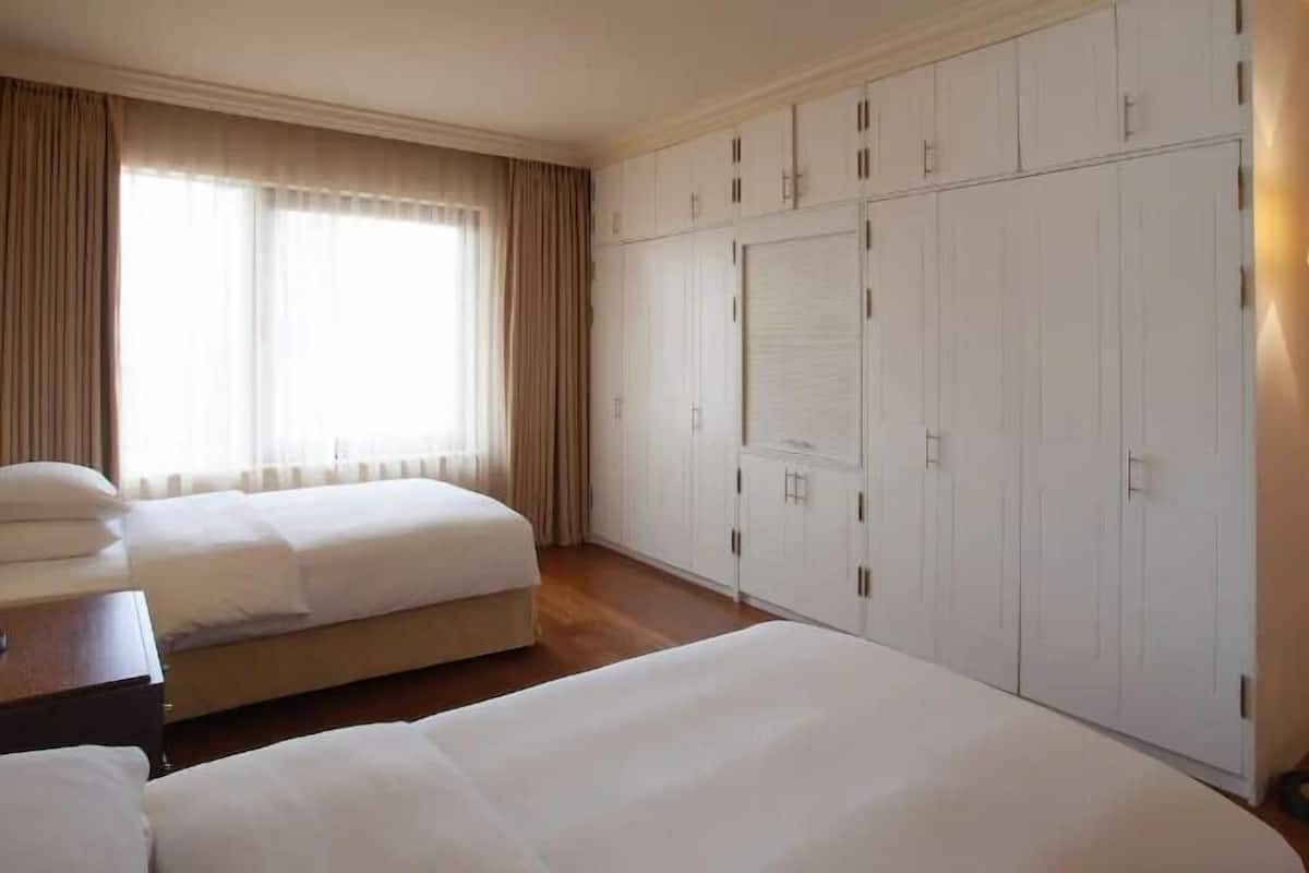 1 bedroom, hypo-allergenic bedding, minibar, in-room safe