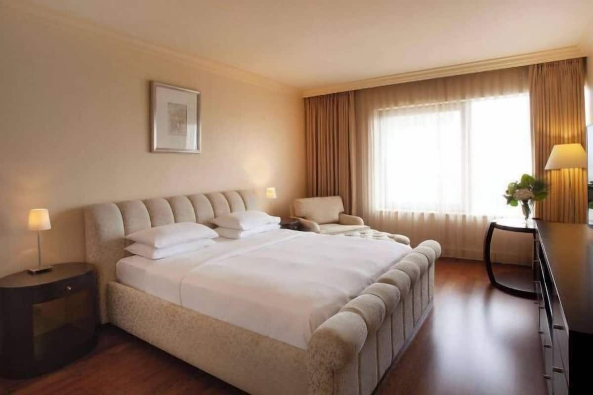 1 bedroom, hypo-allergenic bedding, minibar, in-room safe