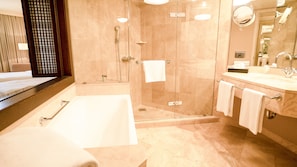 Combined shower/tub, deep soaking tub, free toiletries, hair dryer