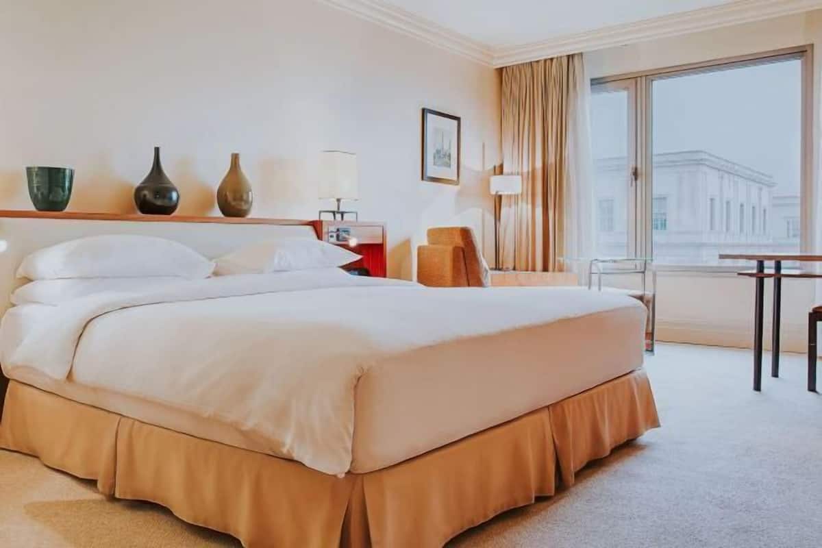 1 bedroom, hypo-allergenic bedding, minibar, in-room safe