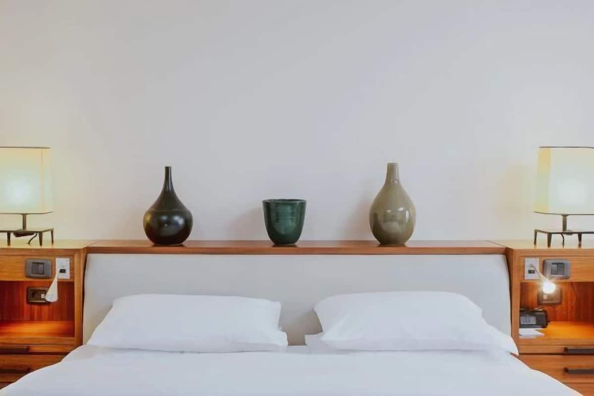 1 bedroom, hypo-allergenic bedding, minibar, in-room safe
