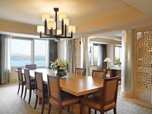 Allergitestet sengetøy, minibar, safe på rommet og skrivebord