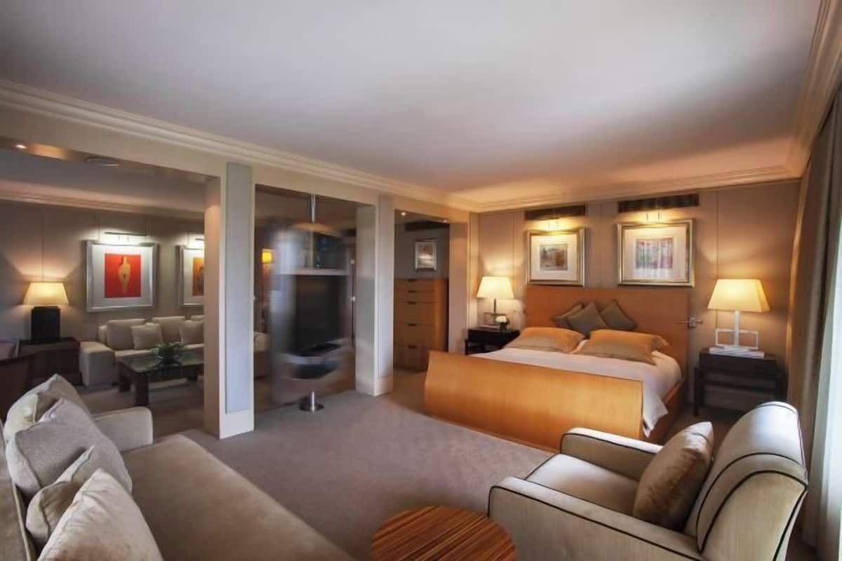 1 bedroom, hypo-allergenic bedding, minibar, in-room safe