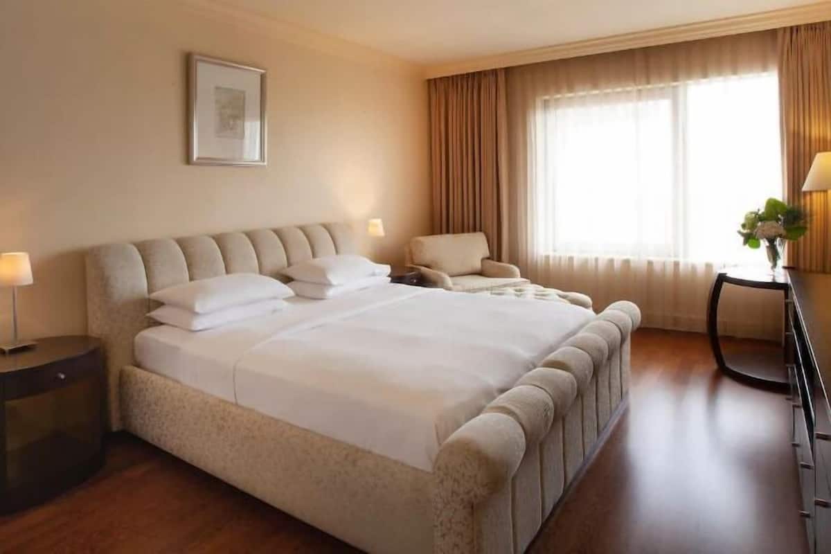 1 bedroom, hypo-allergenic bedding, minibar, in-room safe