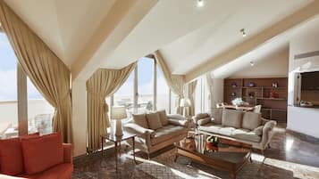 Suite, 3 slaapkamers, terras, uitzicht op de stad | Hypoallergeen beddengoed, een minibar, een kluis op de kamer, een bureau