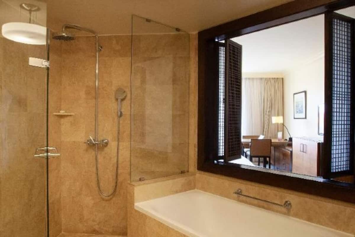 Bathroom | Combined shower/tub, deep soaking tub, rainfall showerhead